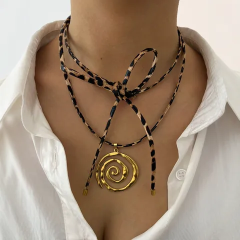 Collier Laura