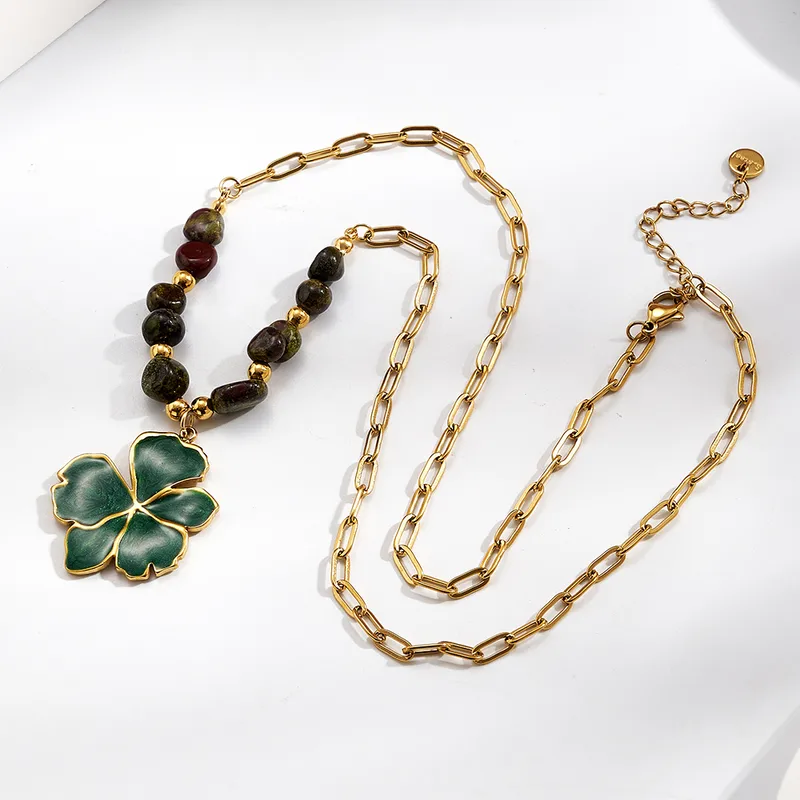 Collier Fleur et Pierre naturelle